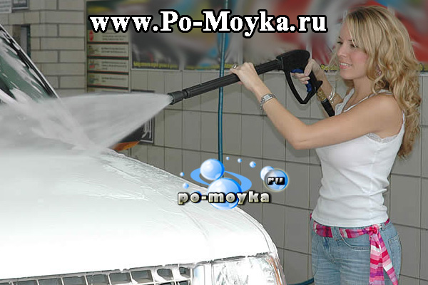 Мойка автомобиля пенокомплектом и смывка грязи с кузова автомобиля